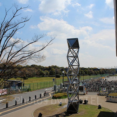 バス乗り場はこの銀の時計塔前（写真左側）