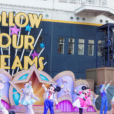 フィナーレに登場する「FOLLOW YOUR DREAMS」の文字