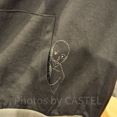 パーカーのポケットから覗く犯人〔USJ×コナングッズ〕