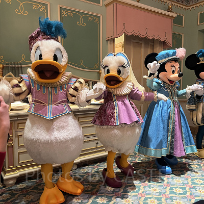 ダンスするキャラクターたち