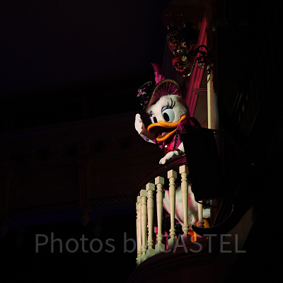 ザ・ダイヤモンド・バラエティマスター：デイジーは2階席から登場