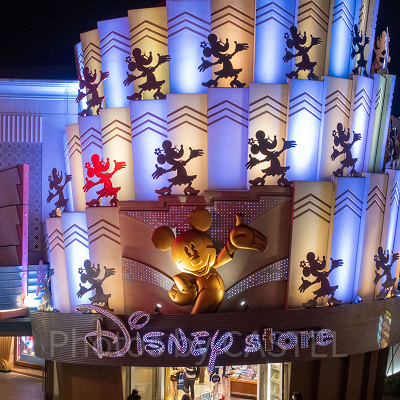 夜にはライトアップがキレイなディズニーストア