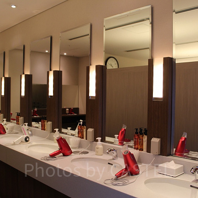 脱衣室には大きな鏡とハイパワーのヘアドライヤーを完備