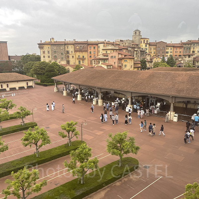 ディズニーシーのエントランスの様子（現在は黄色のラインは撤去されています）