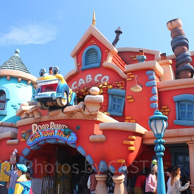 イエローキャブが目立つ入り口