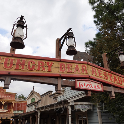 イベント時は入り口がデコレーションされます