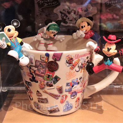 フィギュアはコップのふちに