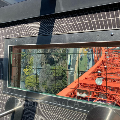 展望台の下が見える床