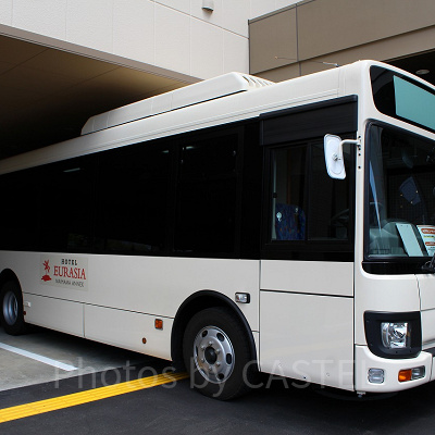 無料送迎バスは車体横のホテルロゴが目印