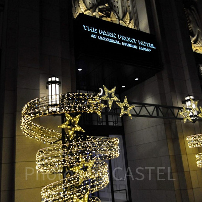 パークフロントホテルの正面玄関は毎夜美しくライトアップされている