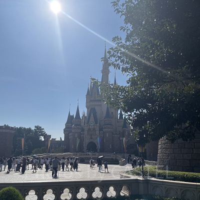 城前プラザ前方は端に行けば行くほど木に遮られる（日中に撮影）