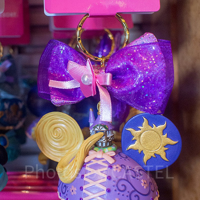 塔から飛び出した髪がくるりと耳の形になってます♫