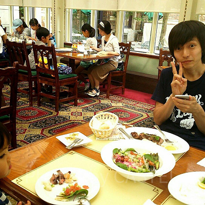 パークサイドグリル店内は広々として高級感がある