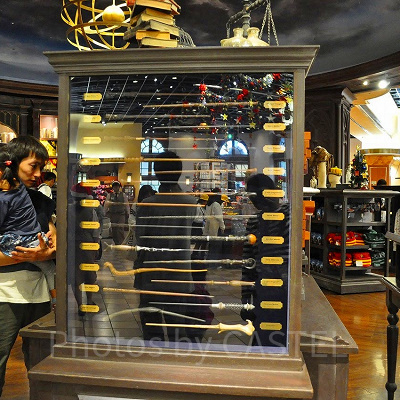 ユニバーサルスタジオストアの店内は道幅ゆったりなので子連れでも見やすい