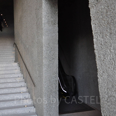 神戸ポートミュージアムのエスカレーターは大階段の右手にある