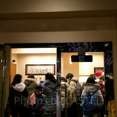 ゲストサービスに飾られた「I'll be back!」の文字