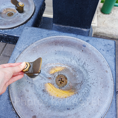 ボタンを押すと、水が斜め上方向に出ます