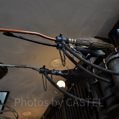 ハリー・ポッターエリアに展示されている魔法の箒／USJ