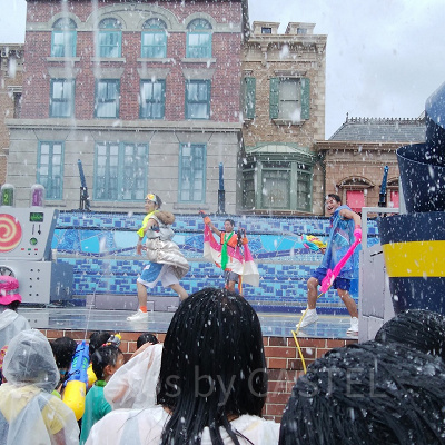 ミニオンクールファッションショーは強烈な水と雪がふりそそぐ