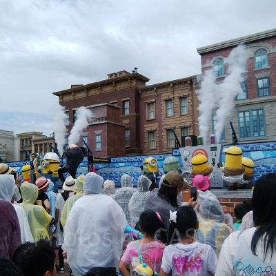 ミニオンたちのいたずらで水も雪も降ってくることに／ミニオンクールファッションショー