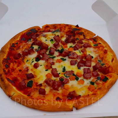 唯一のピザはサラミとソーセージのピザ☆