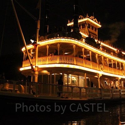 パークもライトアップされますが、ライトアップされたマークトウェイン号もきれいですよね！