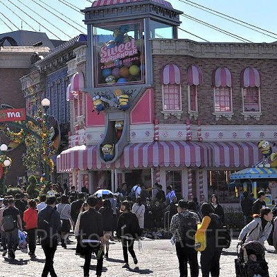 写真右端に写っているのがミニオン・パークのポップコーンカート