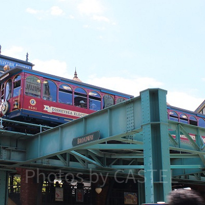 赤い車体が目印