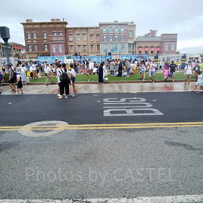 ミニオンクールファッションショー舞台前の道路／イエローラインから外が濡れにくい