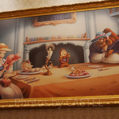 数多くのアート作品が並ぶローズ・ギャラリー