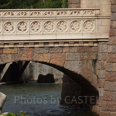水に触れている石垣が１番大きく、上にいくにつれてどんどん小さくなっていきます