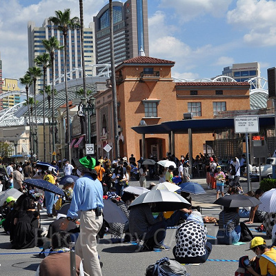 メルズステージ前は日差しが強い