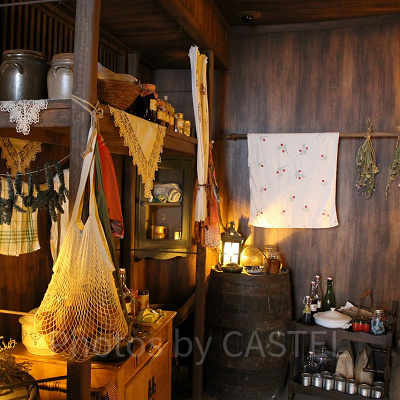 地下の倉庫には食材などがいっぱい