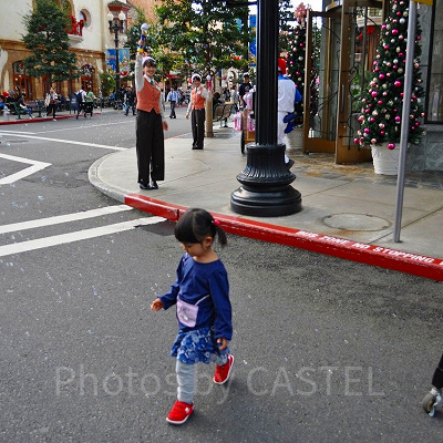 カリフォルニア・コンフェクショナリーのUSJクルーがシャボン玉の道を作ってくれました