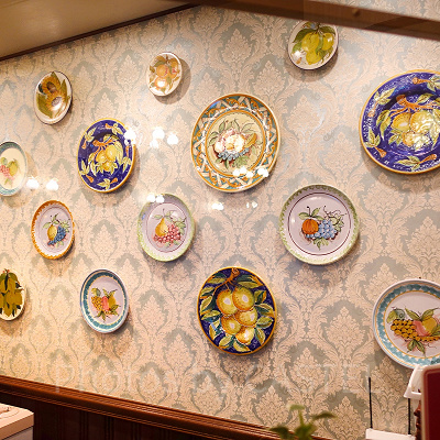 店内の壁はお皿で優雅にデコレーションされています