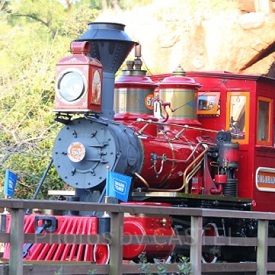 赤い車体がトレードマークのウエスタン・リバー鉄道