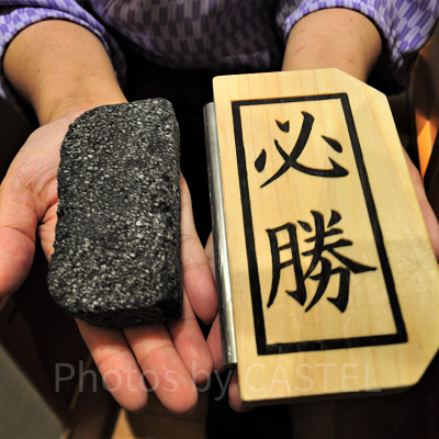 藤の花の食事処　会計後に鳴らしてくれる火打石