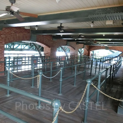 待つ列は窓が無くて冷たい風が吹き抜ける、エレクトリックレールウエイ