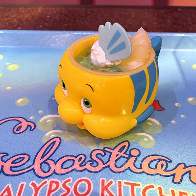 後ろにはひれのような取っ手がついています。