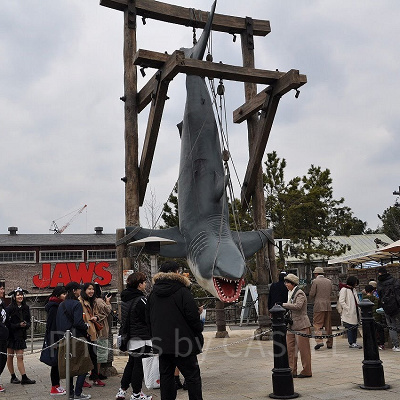 USJのジョーズ前には巨大人食いザメが！