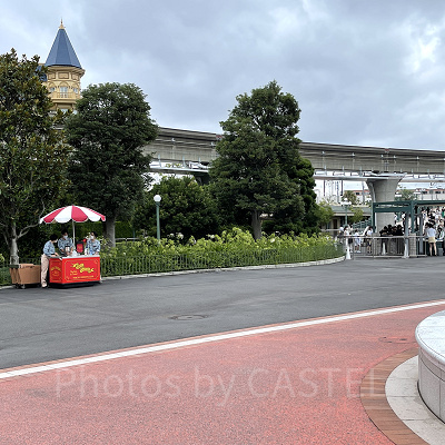 エントランス前にペットボトル販売ワゴンが