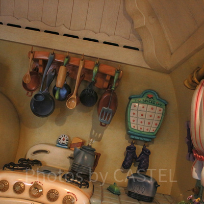 コンロの上にはポットが。紅茶を入れるのでしょうか？