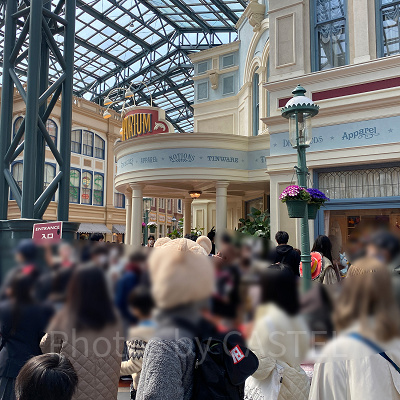 グランドエンポーリアム店外まで待ち列が