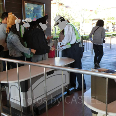 検査場にはテーブルがあります