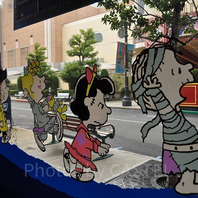 パークには仮装を楽しむピーナッツの絵も