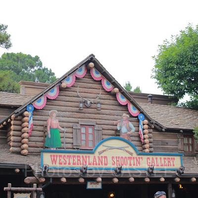 ビッグサンダーマウンテンの横にはシューティングゲームが楽しめるアトラクションも！