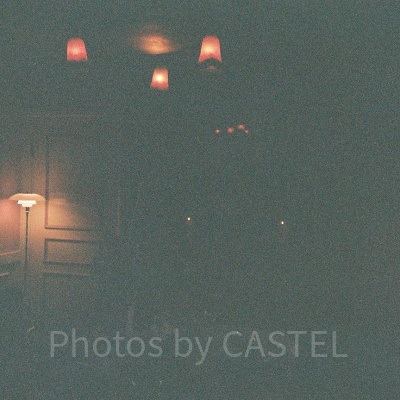 フラッシュを焚かずに「写ルンです」で屋内を撮影した場合はこんな感じに…。