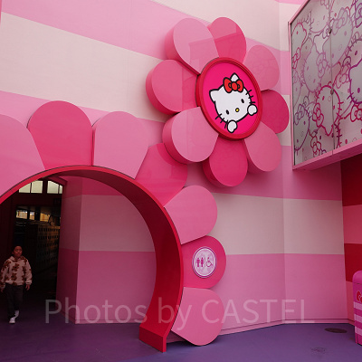 ユニバ(USJ)のトイレ：ハローキティのカップケーキショップ奥のトイレ