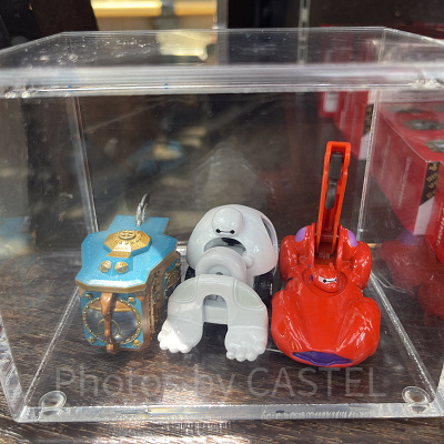 トミカ（写真右）