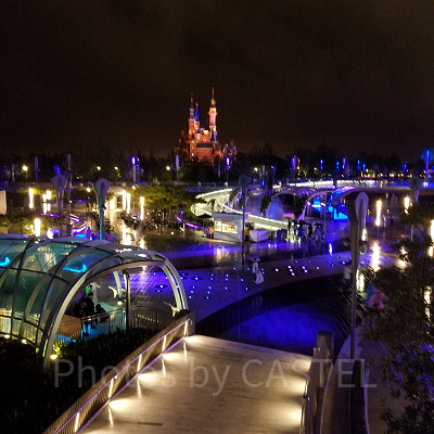 夜のトゥモローランド。とっても綺麗で幻想的